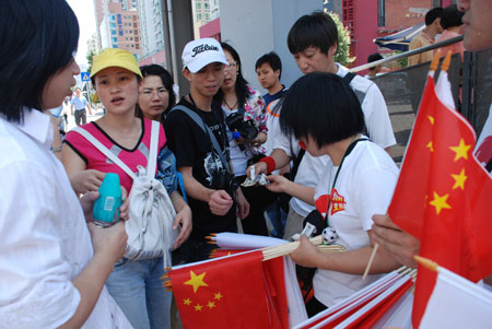 奥运火炬在深圳传递 奥雅公司员工自发前往观看