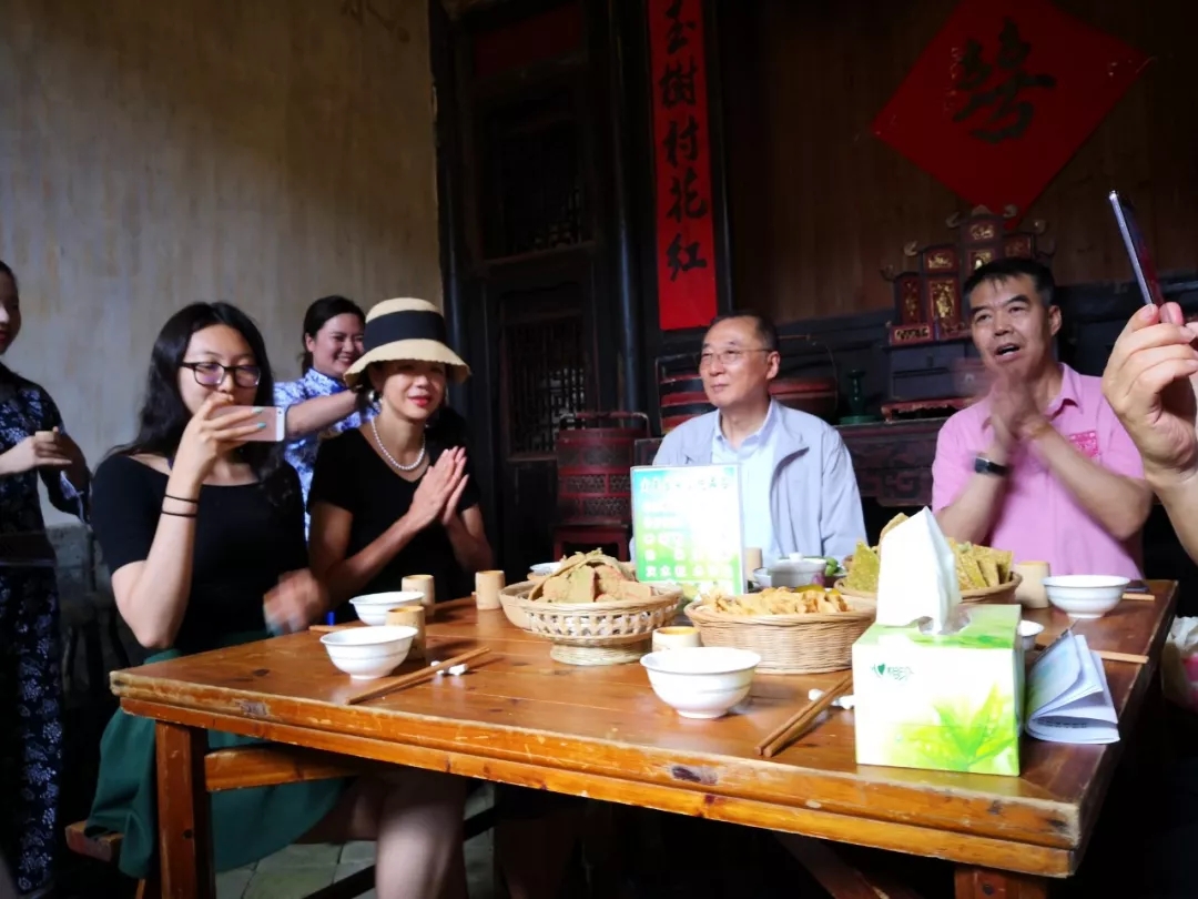 第二天,李方悦,陈柳泉一行来到青山萦翠,风光旖旎的礼亨水库,置身山水